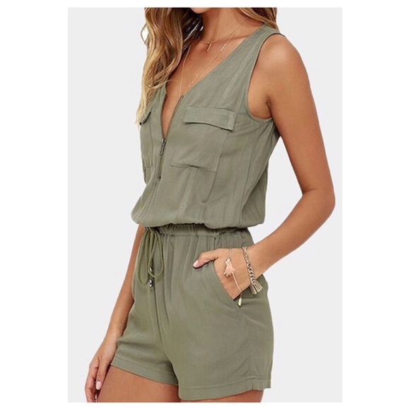 Zip Front Design V-neck Playsuit - Picture 2 of 5